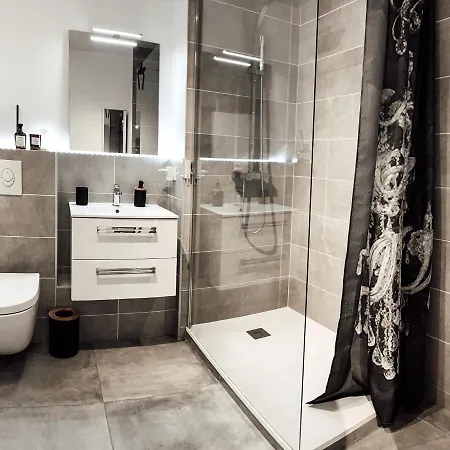 Le Cocon Blanc -t2 Cosy Avec Parking Prive & Balcon - Gare, Nouvelle Mety