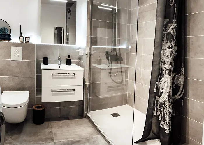 Le Cocon Blanc -t2 Cosy Avec Parking Prive & Balcon - Gare, Nouvelle 메스